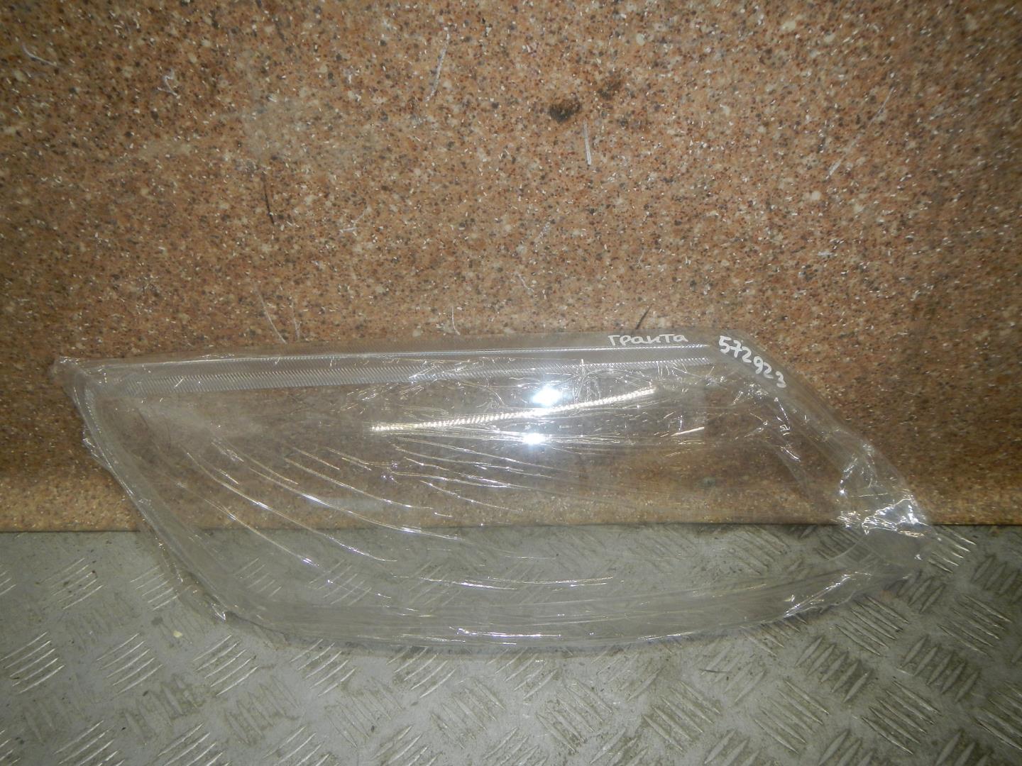 Стекло фары правой