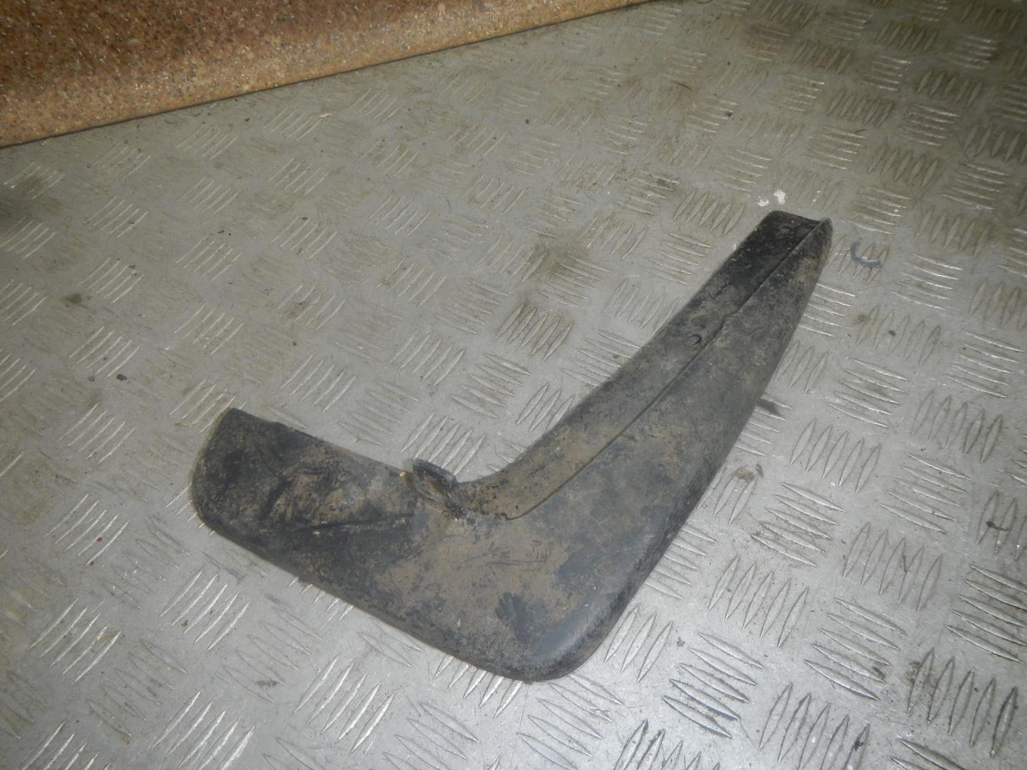 Брызговик задний правый