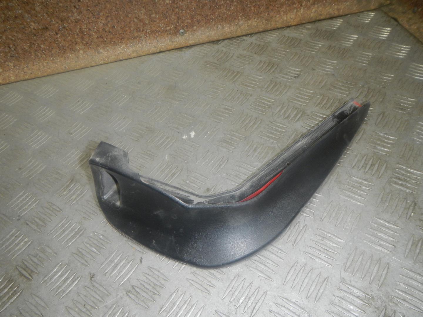 Брызговик передний правый