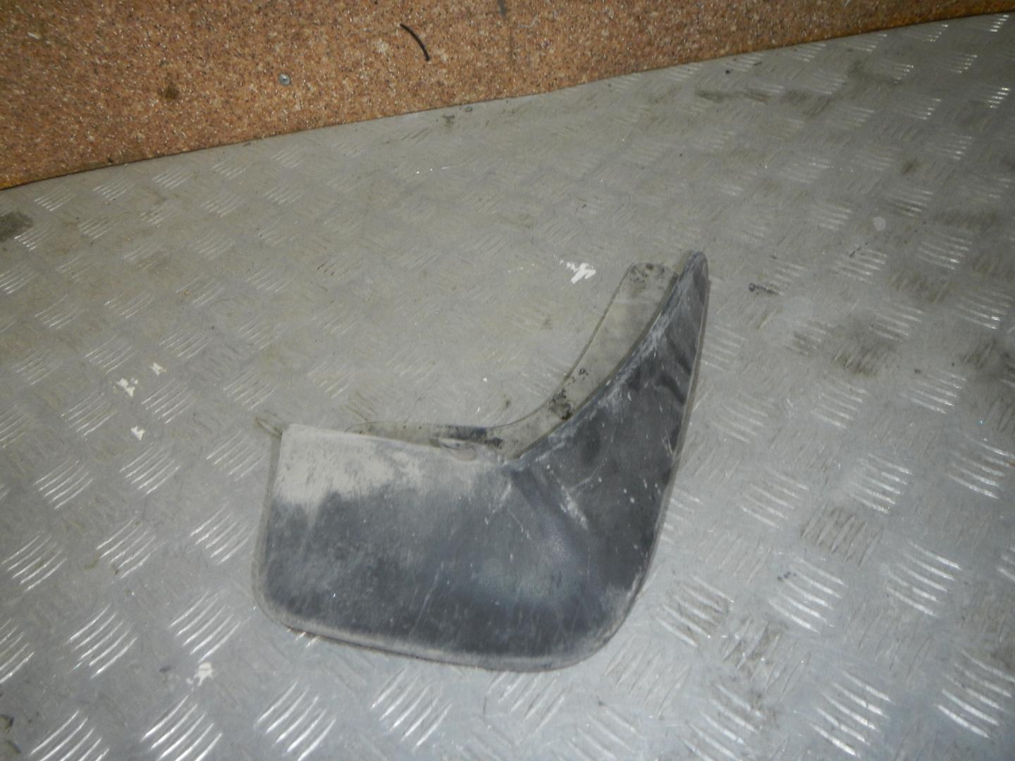 Брызговик задний правый