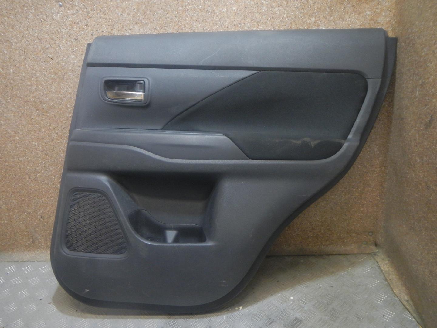 Обшивка двери задней правой