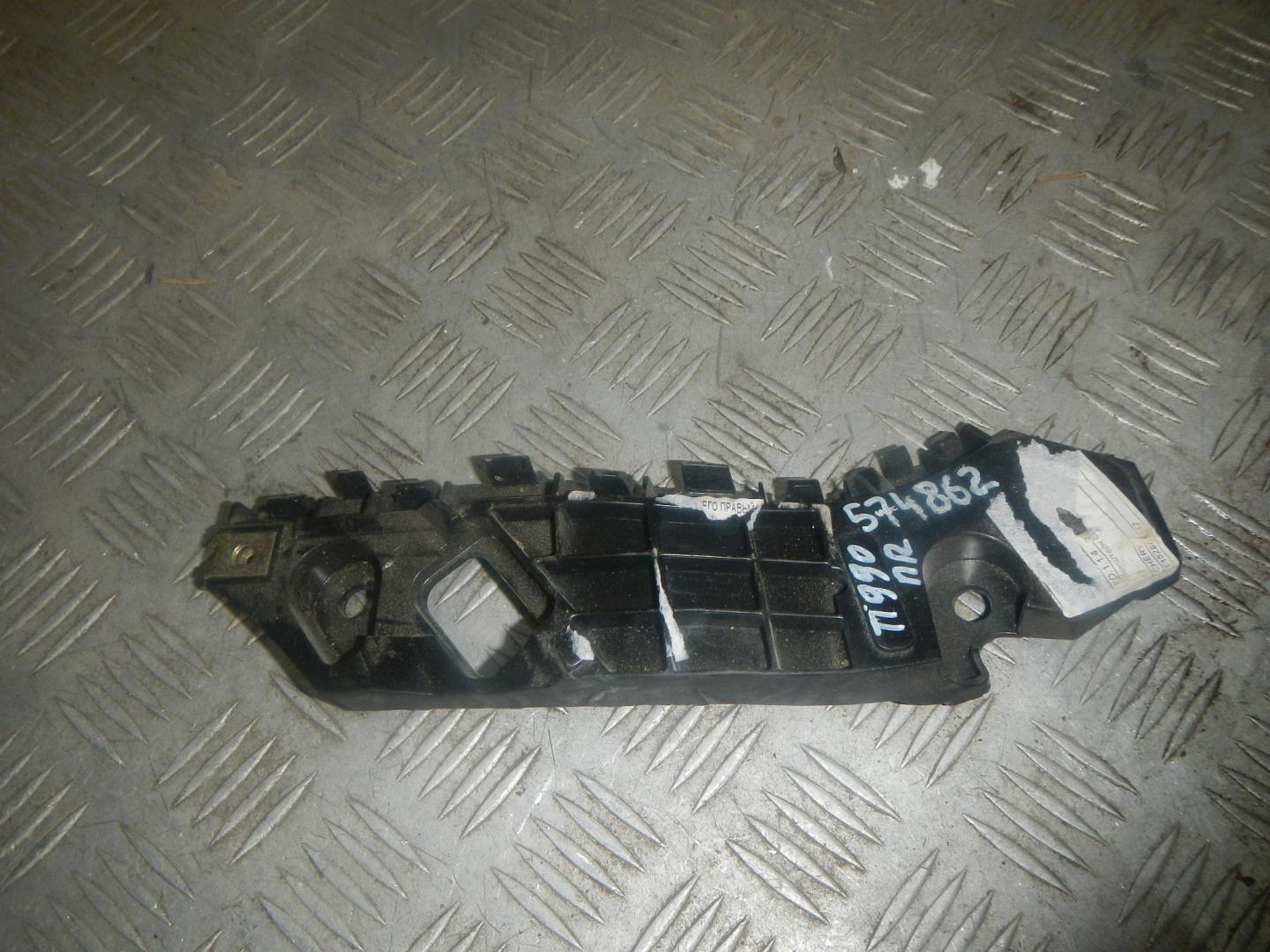 Кронштейн переднего бампера правый