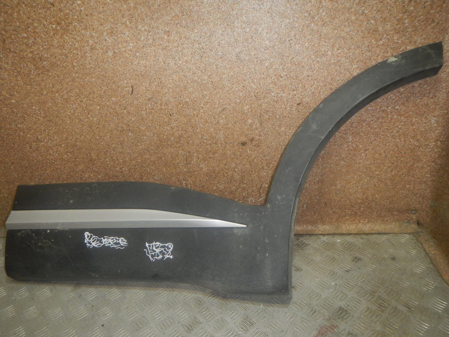 Молдинг задней левой двери