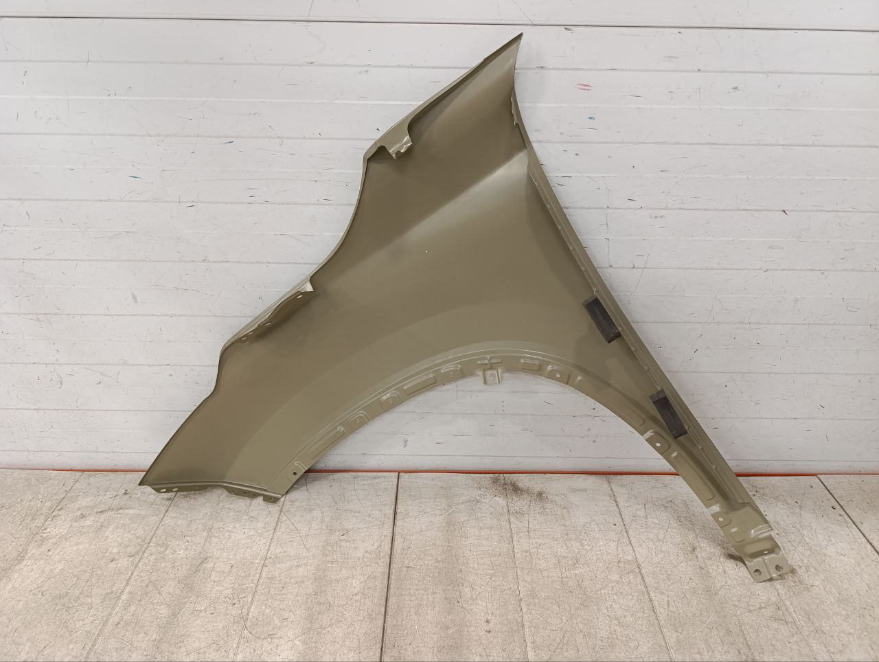 Крыло переднее правое