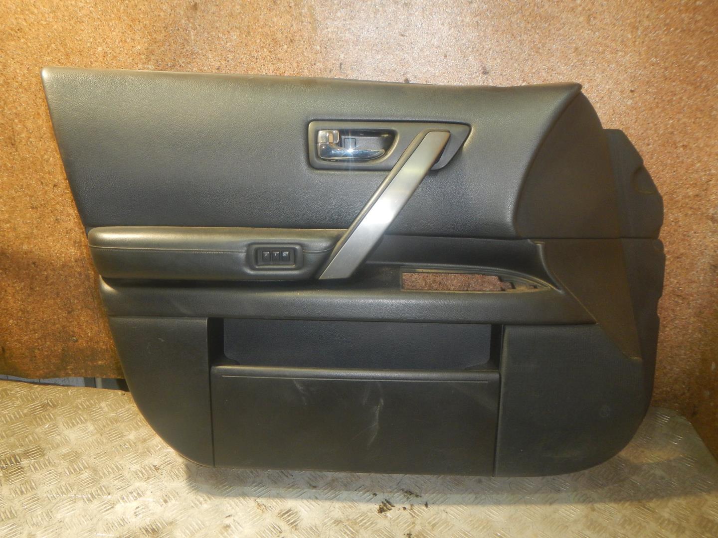 Обшивка двери передней левой