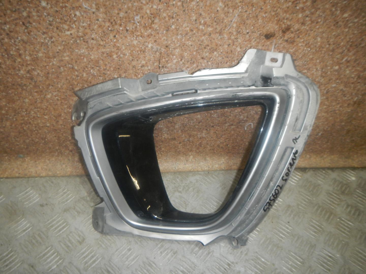 Рамка противотуманной фары левой