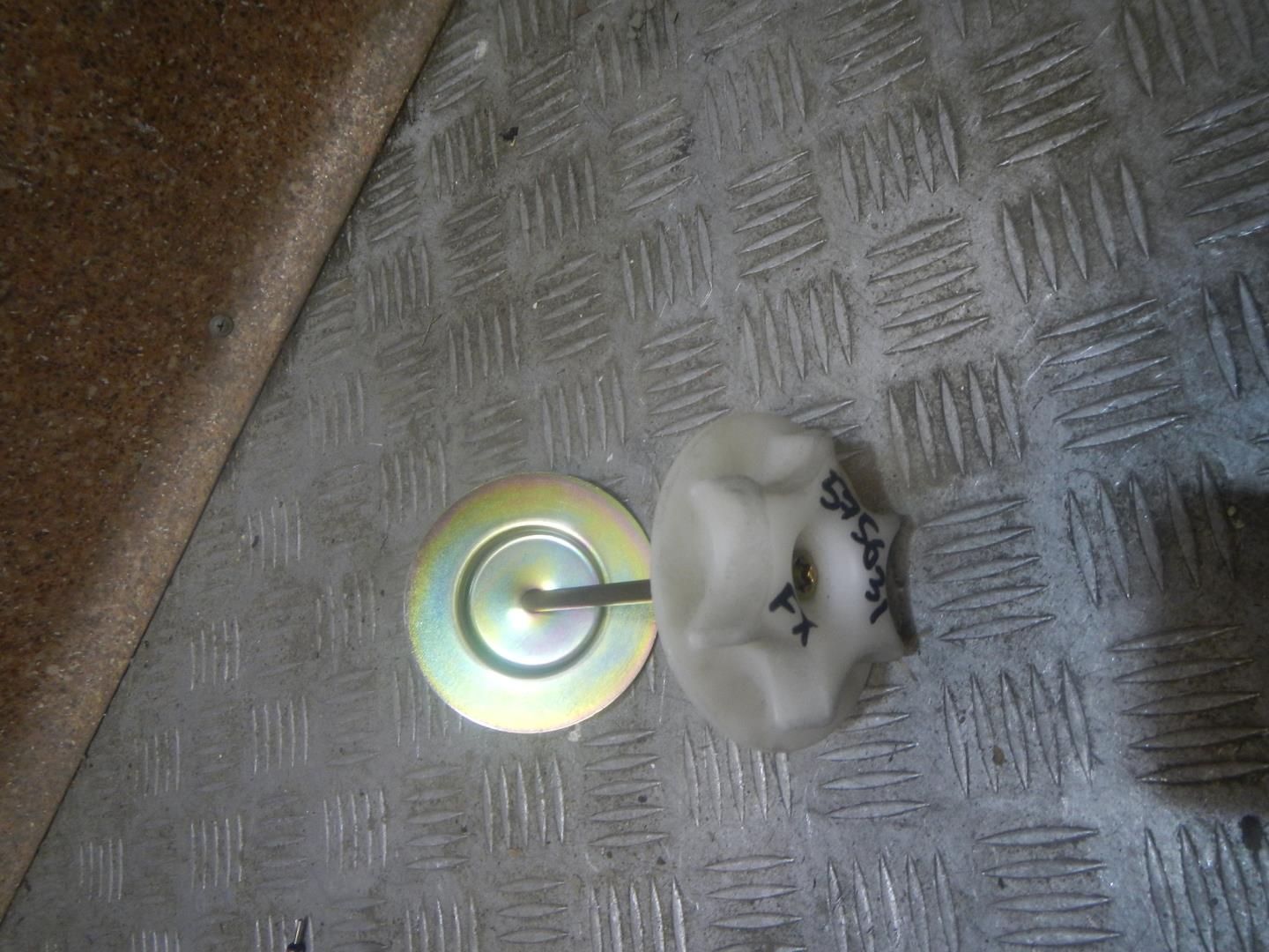 Болт крепления запасного колеса