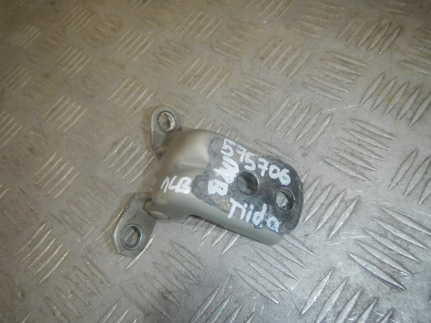 Петля двери передней левой верхняя