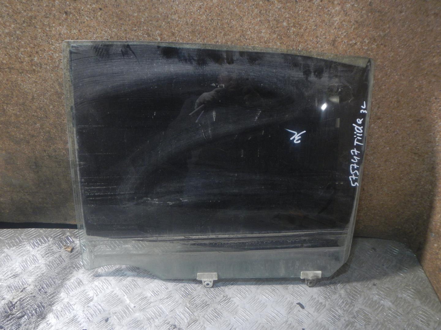 Стекло двери задней левой
