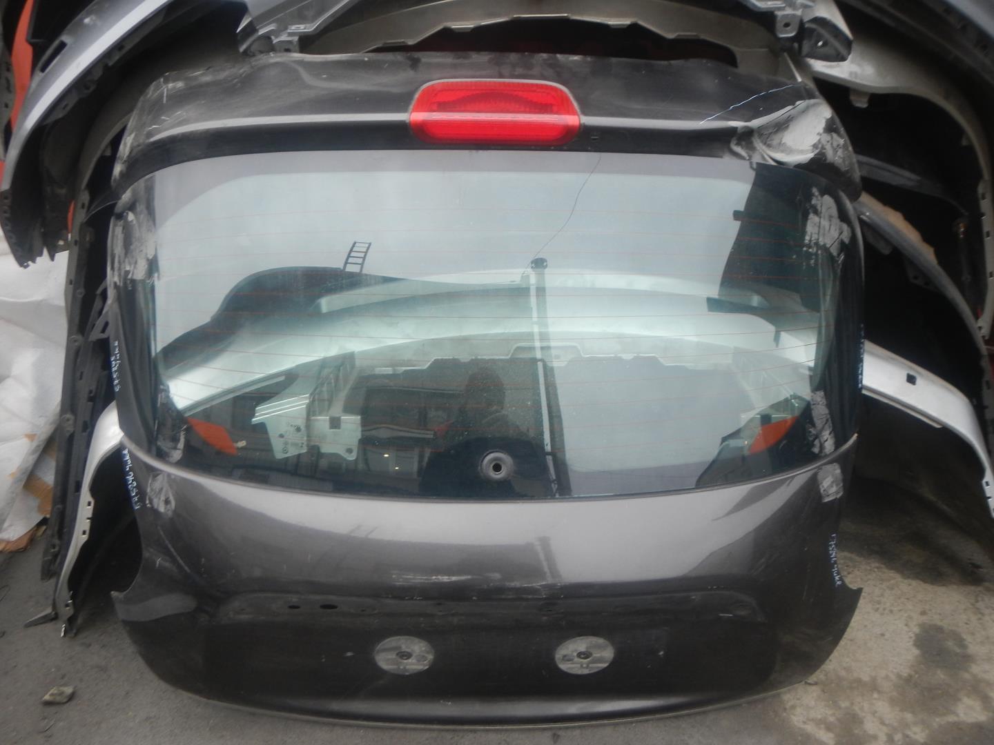 Дверь багажника