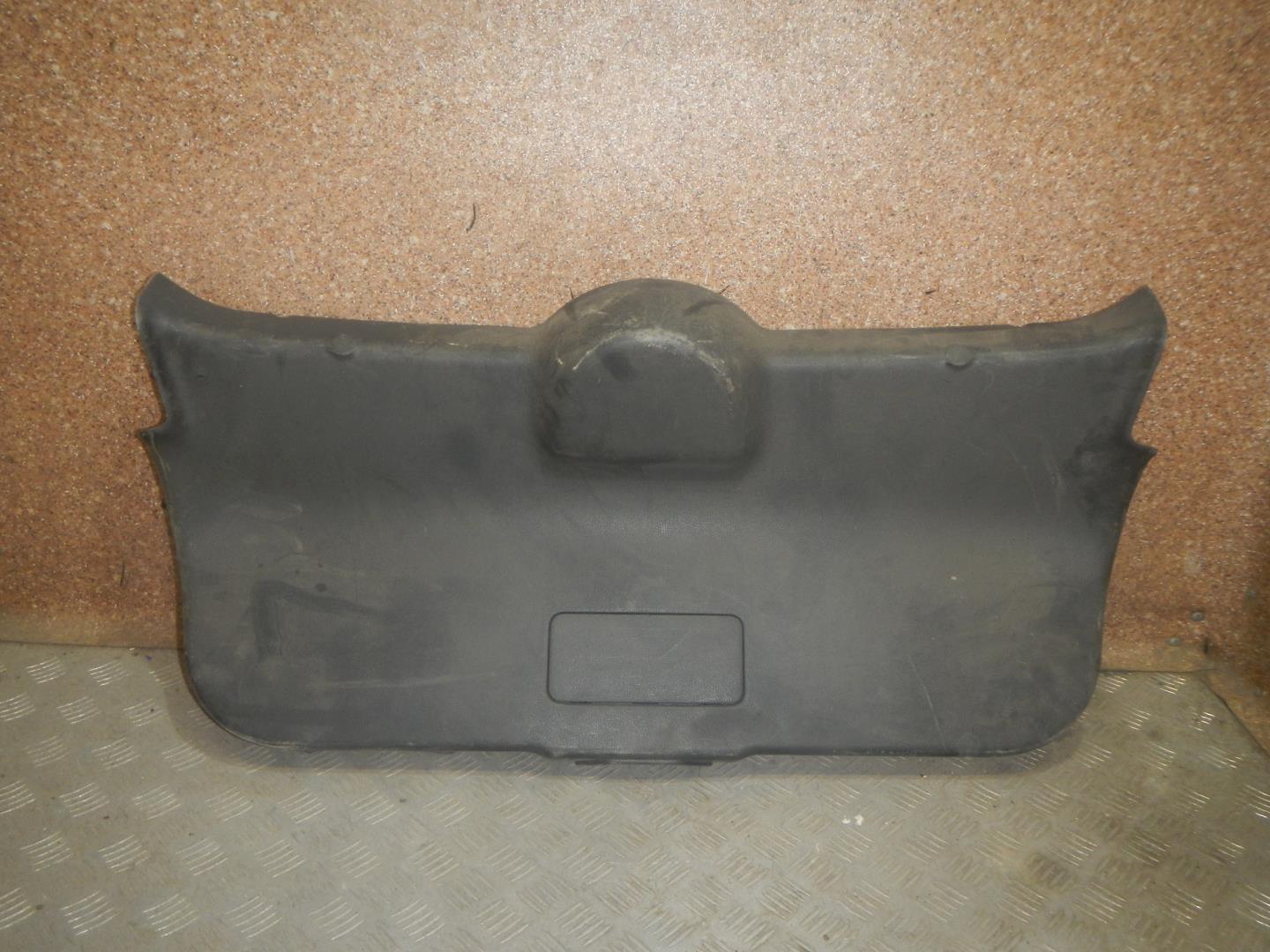 Обшивка двери багажника