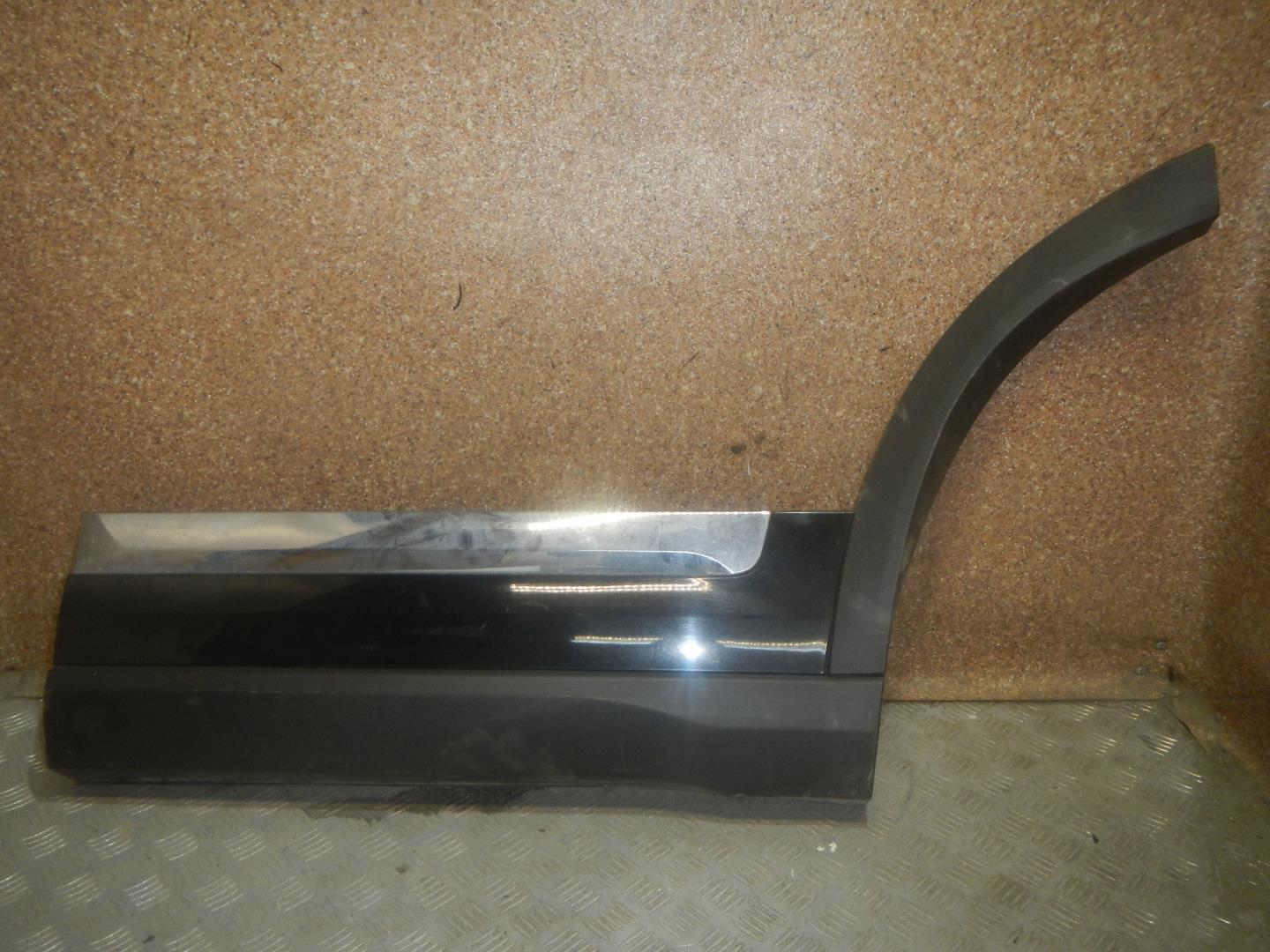 Молдинг задней левой двери