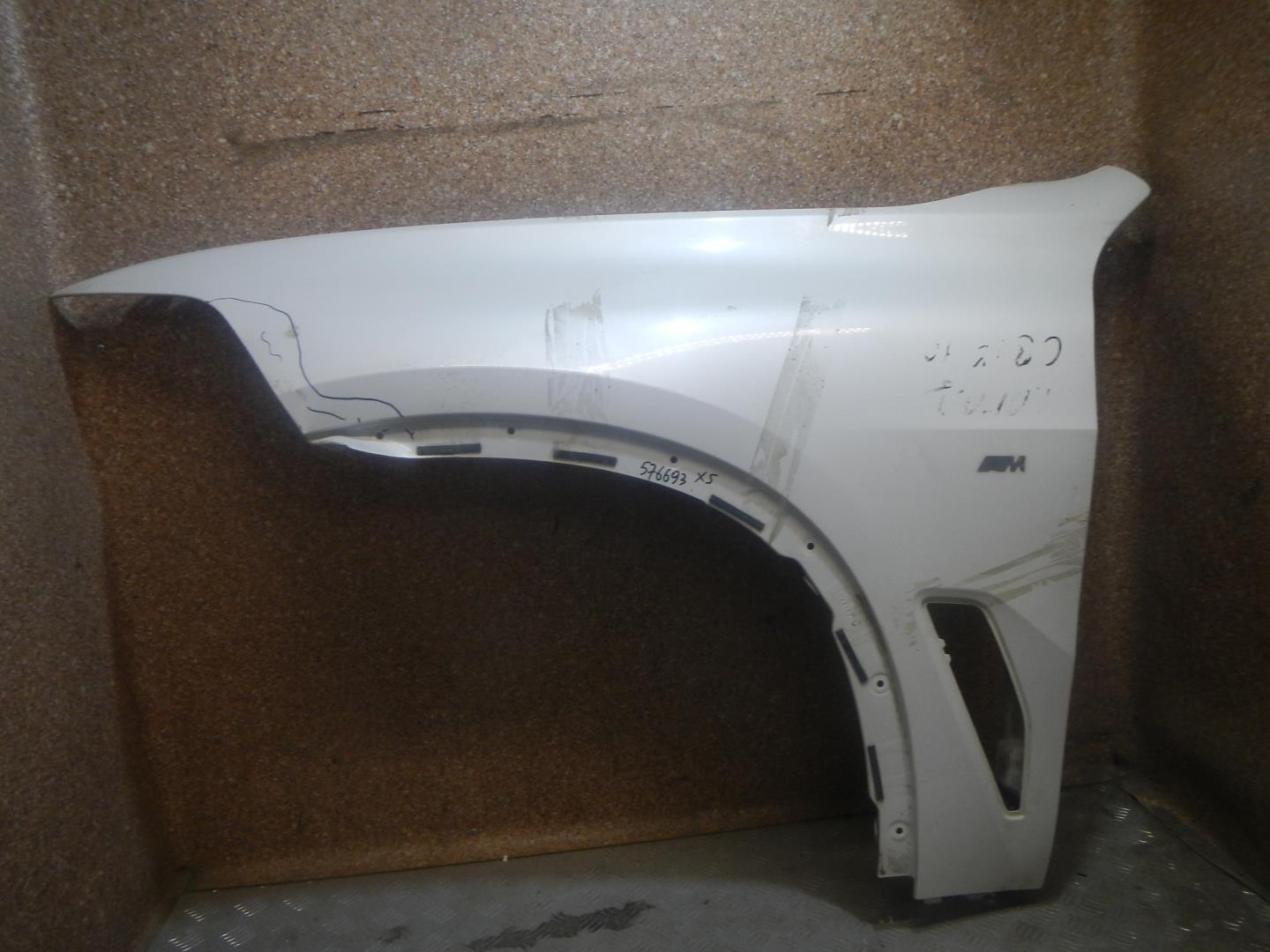 Крыло переднее левое