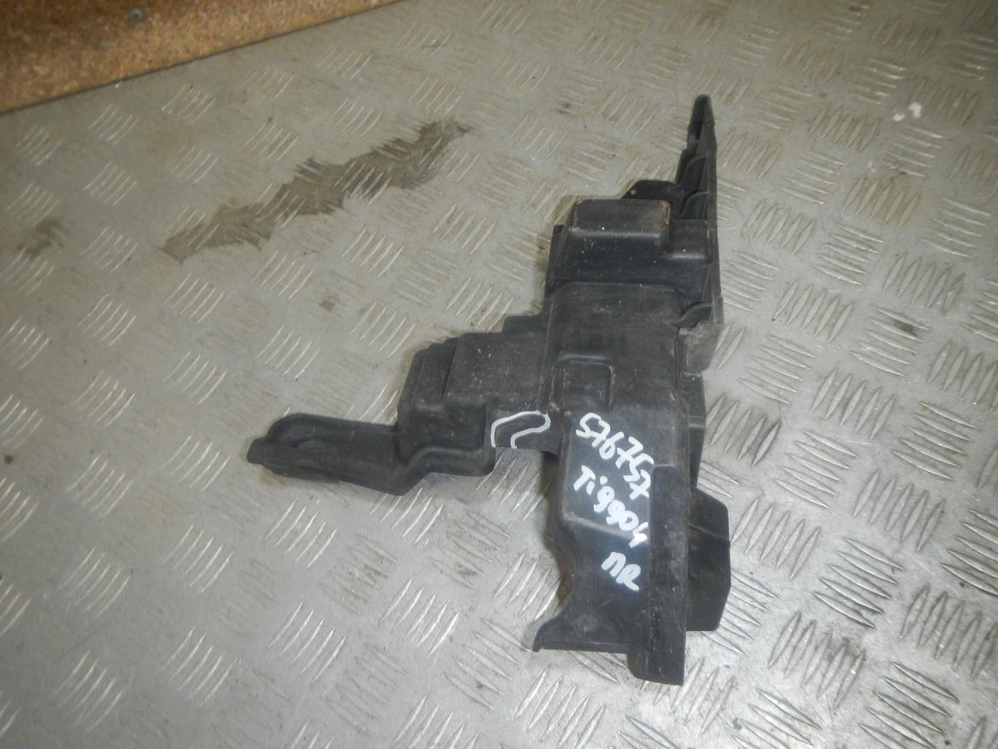 Кронштейн переднего бампера правый