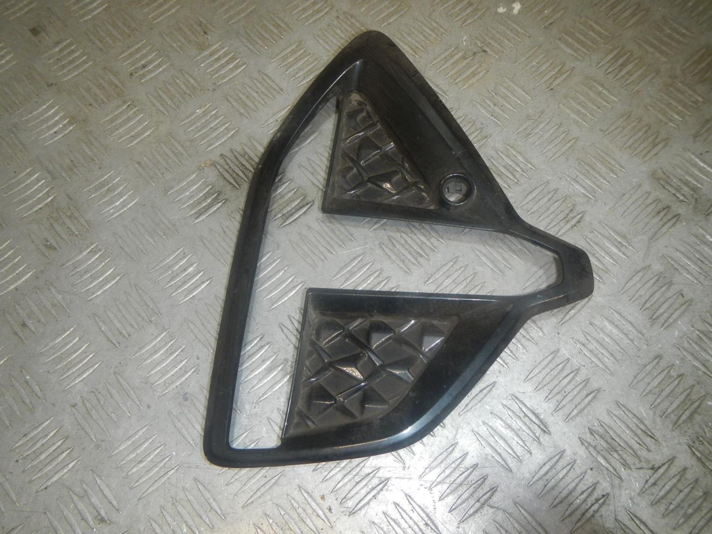 Рамка противотуманной фары левой