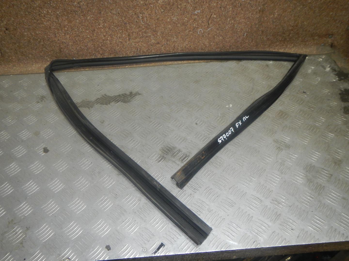 Уплотнитель стекла двери