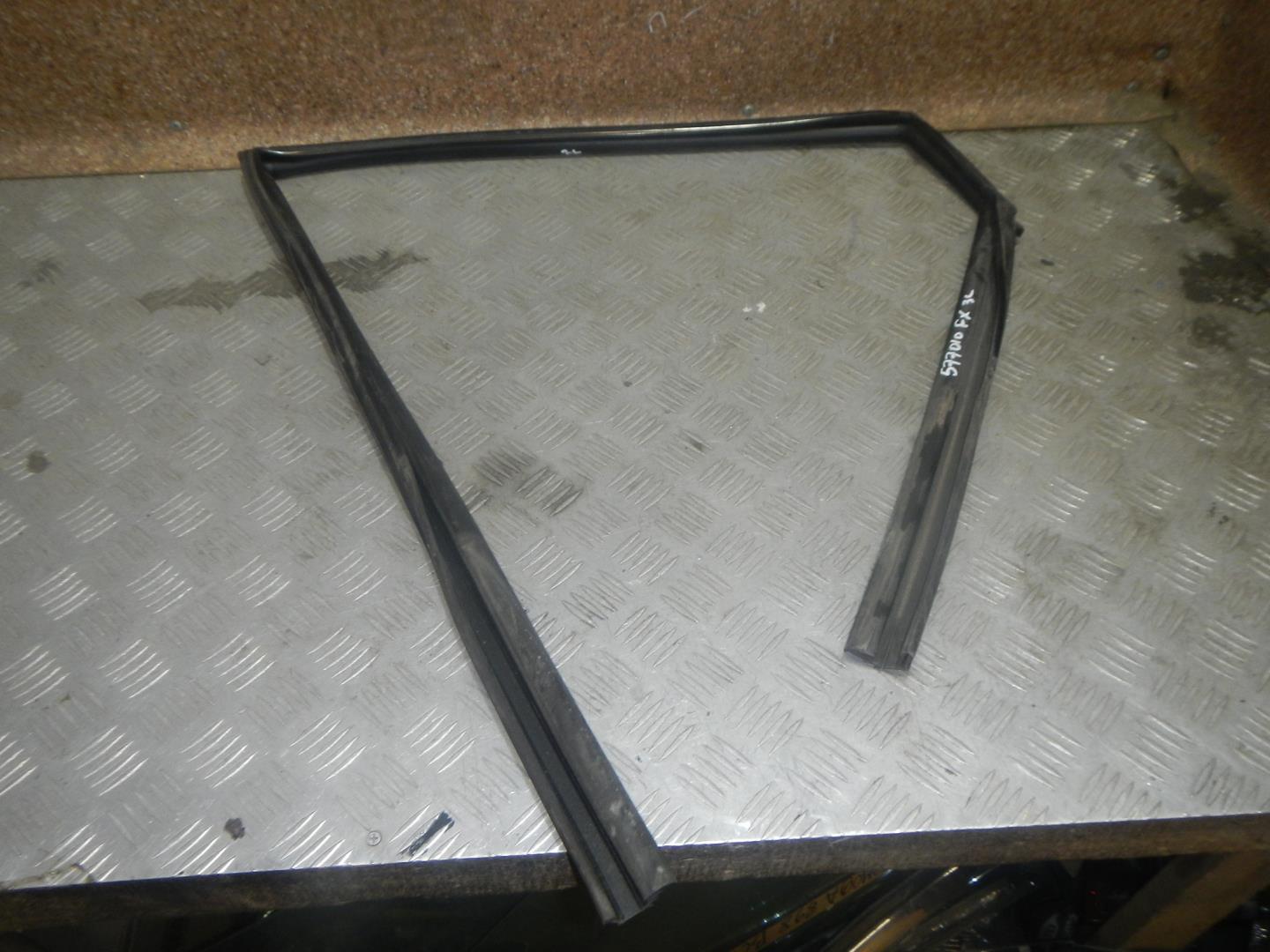 Уплотнитель стекла двери