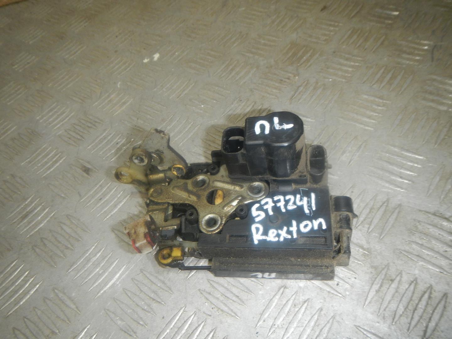 Замок двери передней левой