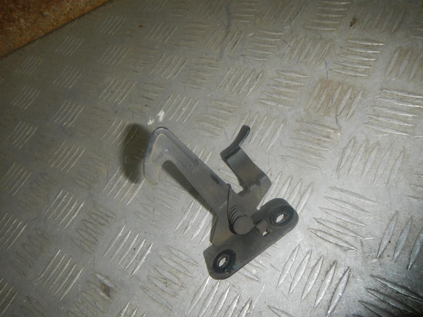 Крючок капота