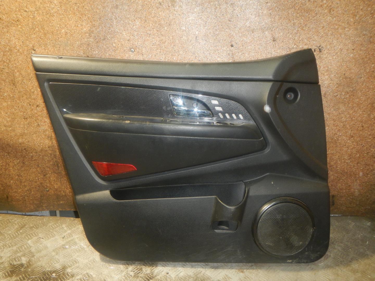 Обшивка двери передней левой