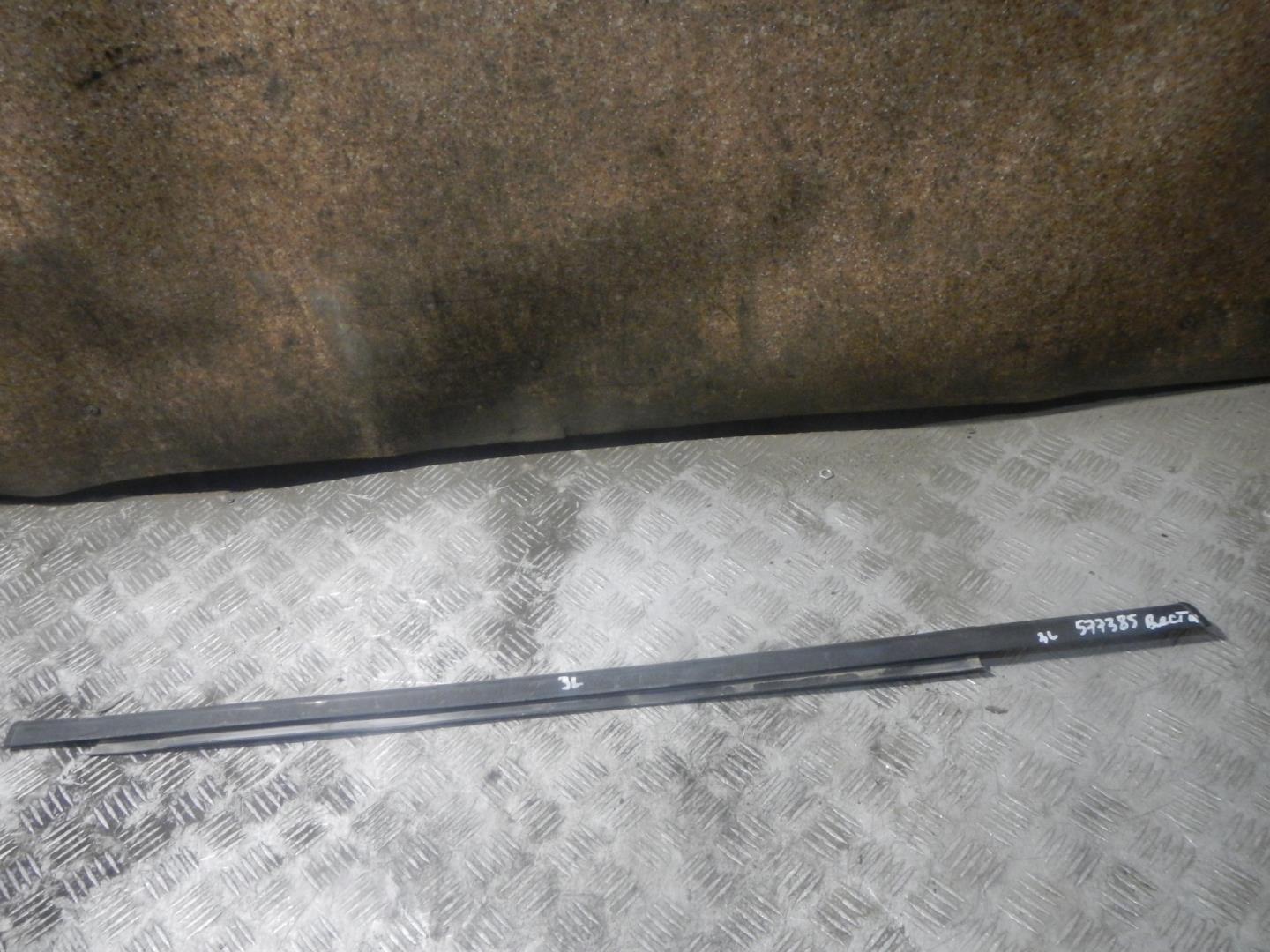 Накладка стекла заднего левого