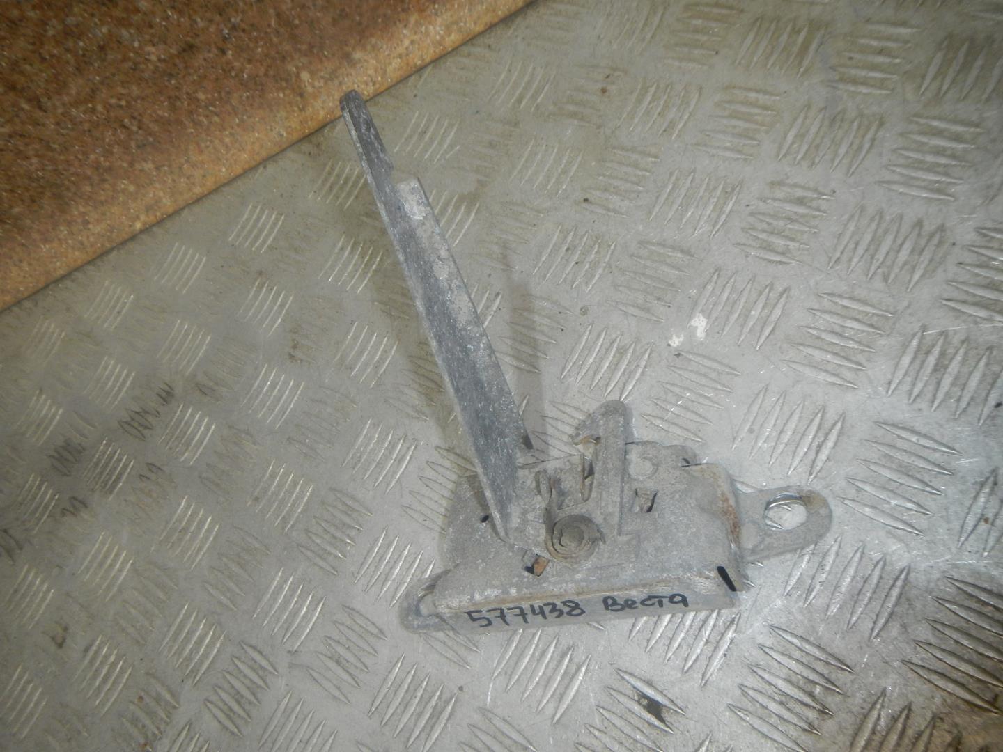 Замок капота