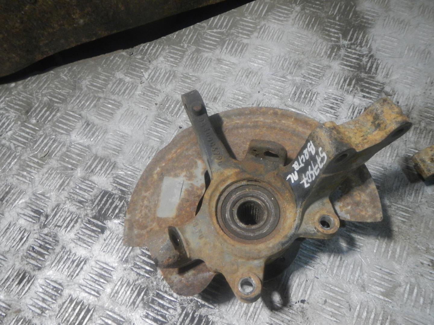 Кулак поворотный передний левый