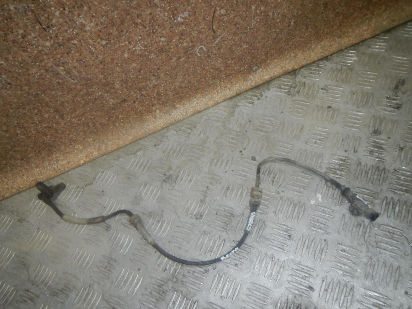 Датчик ABS передний