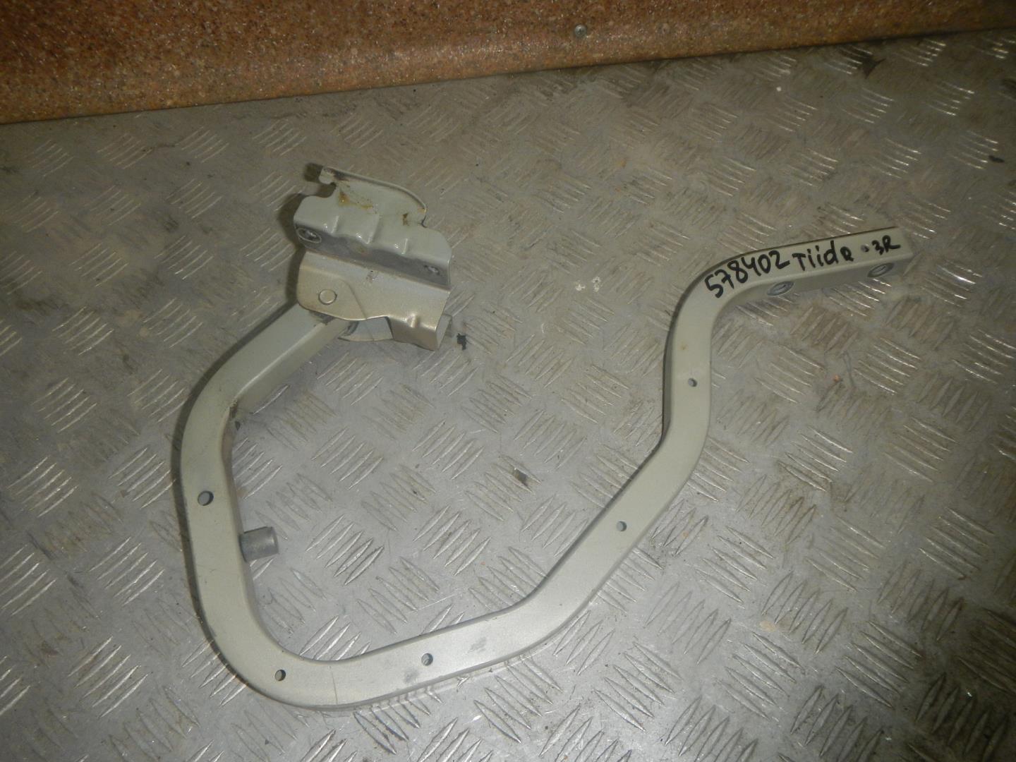 Петля крышки багажника