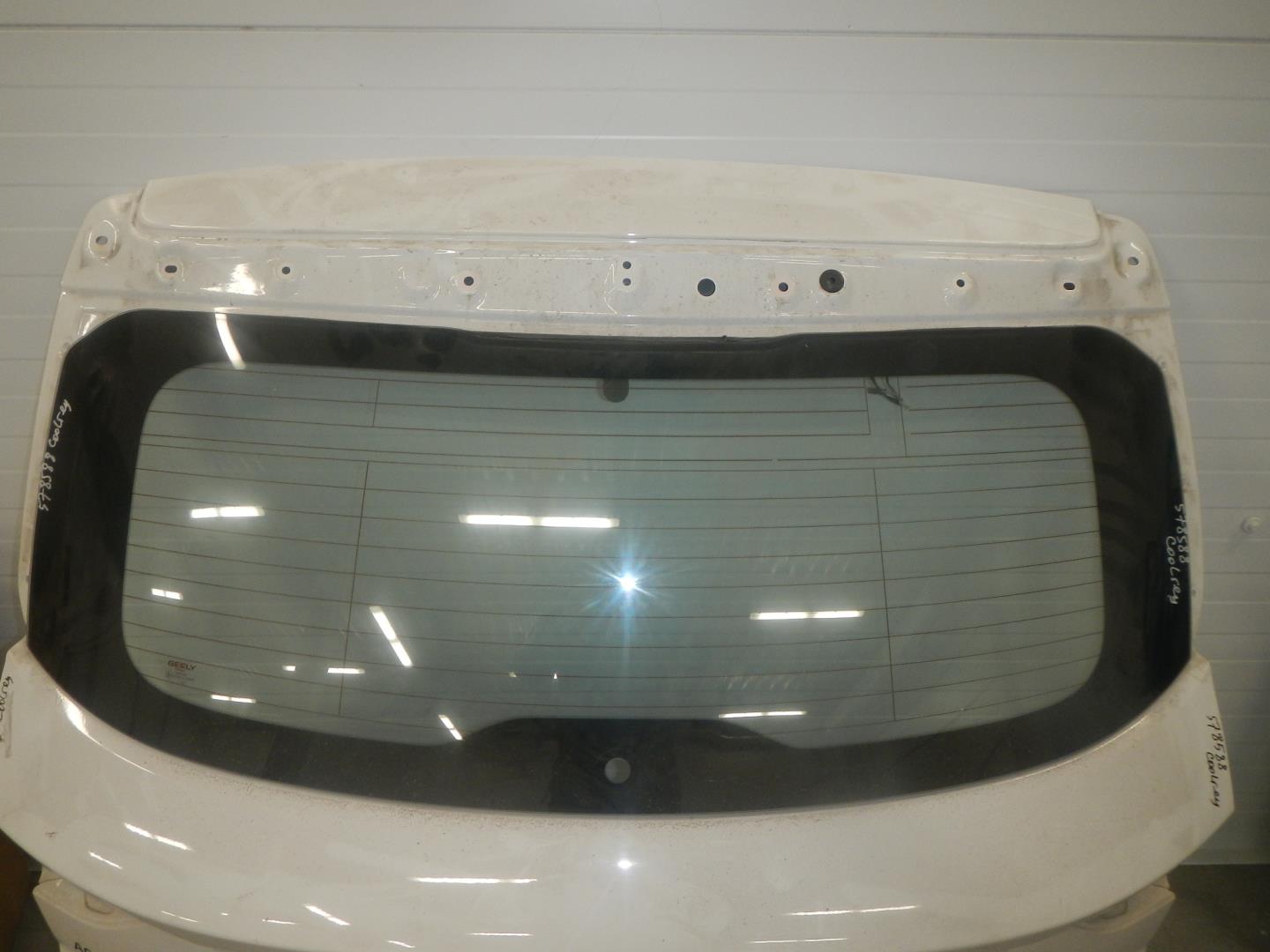 Стекло двери багажника