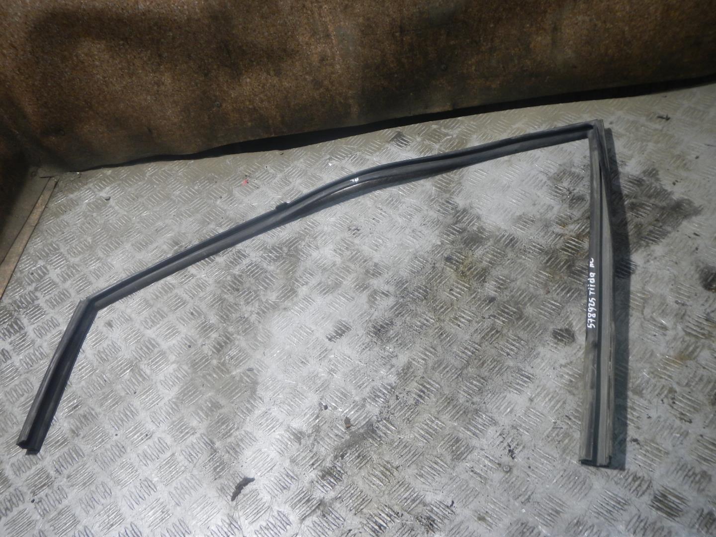 Уплотнитель стекла двери