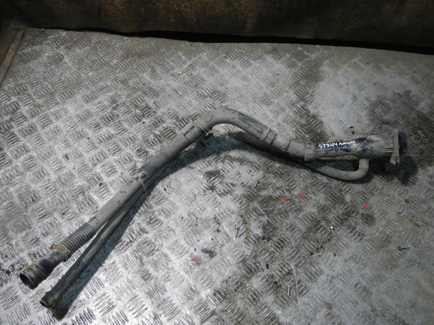 Горловина топливного бака