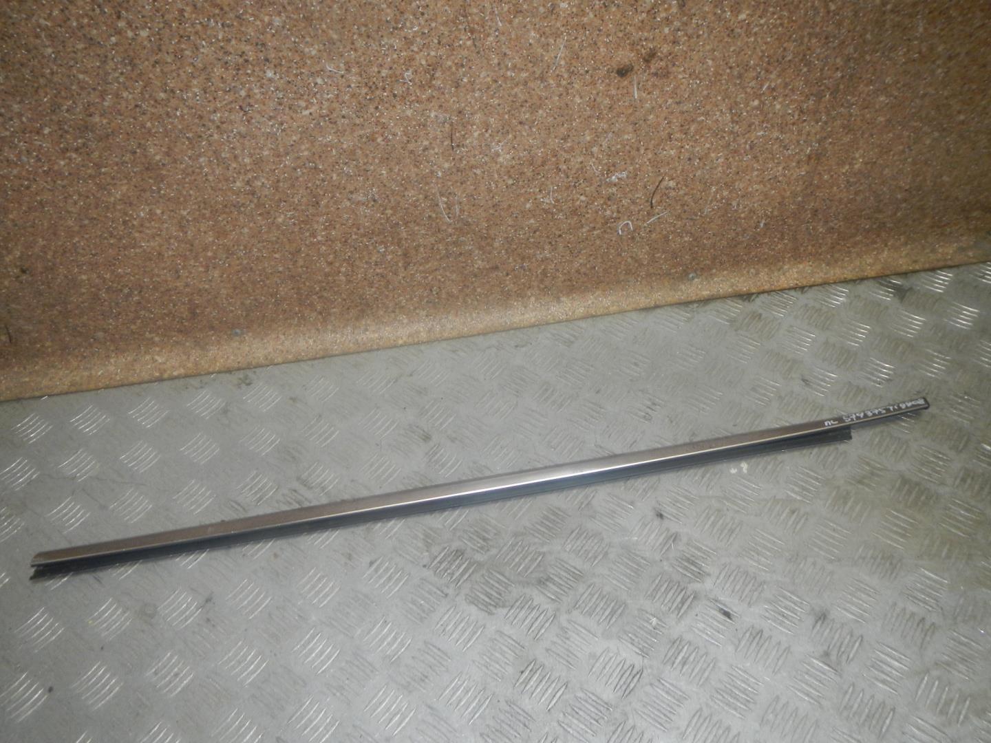 Накладка лобового стекла левая