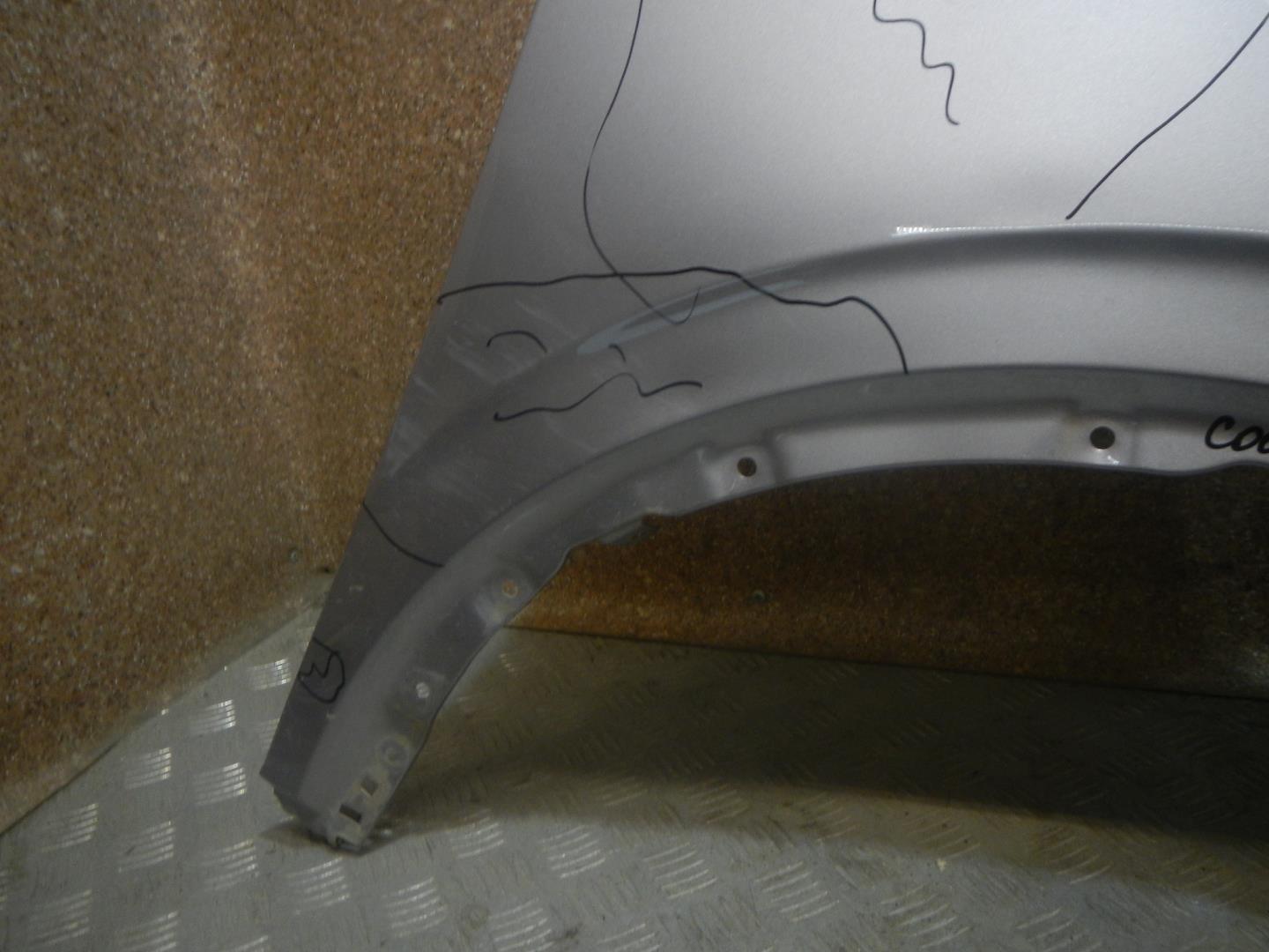 Крыло переднее правое