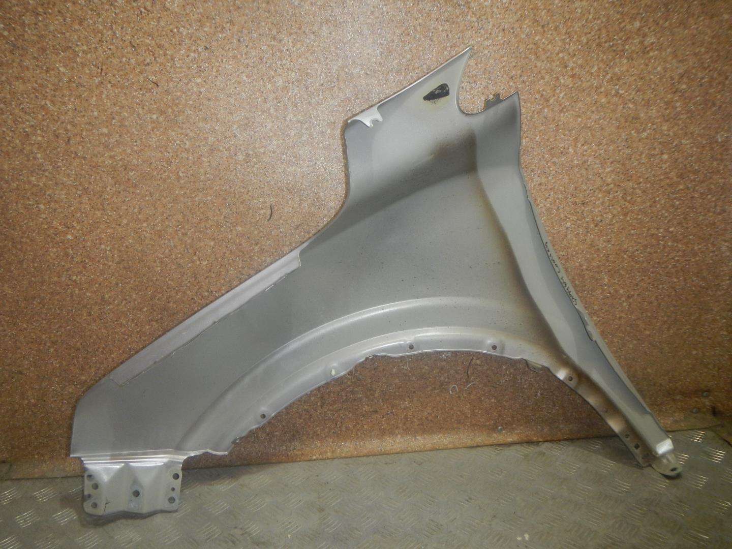 Крыло переднее правое