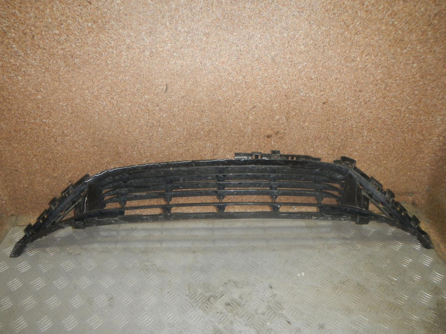 Решетка в бампер центральная