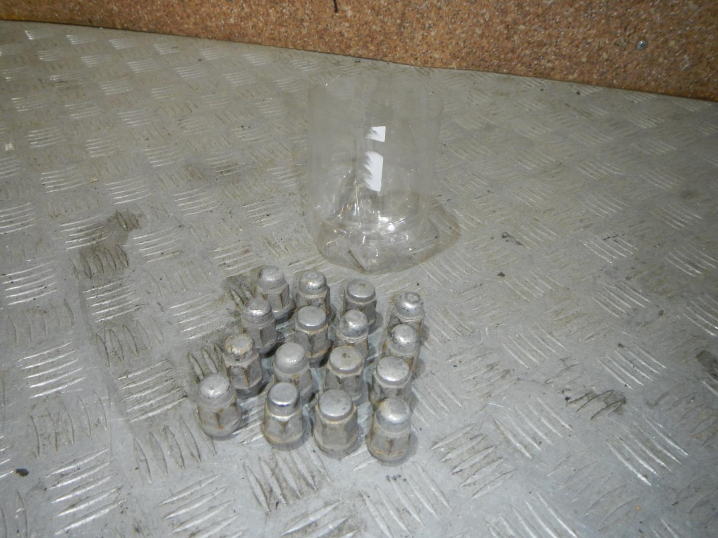 Болт колесный