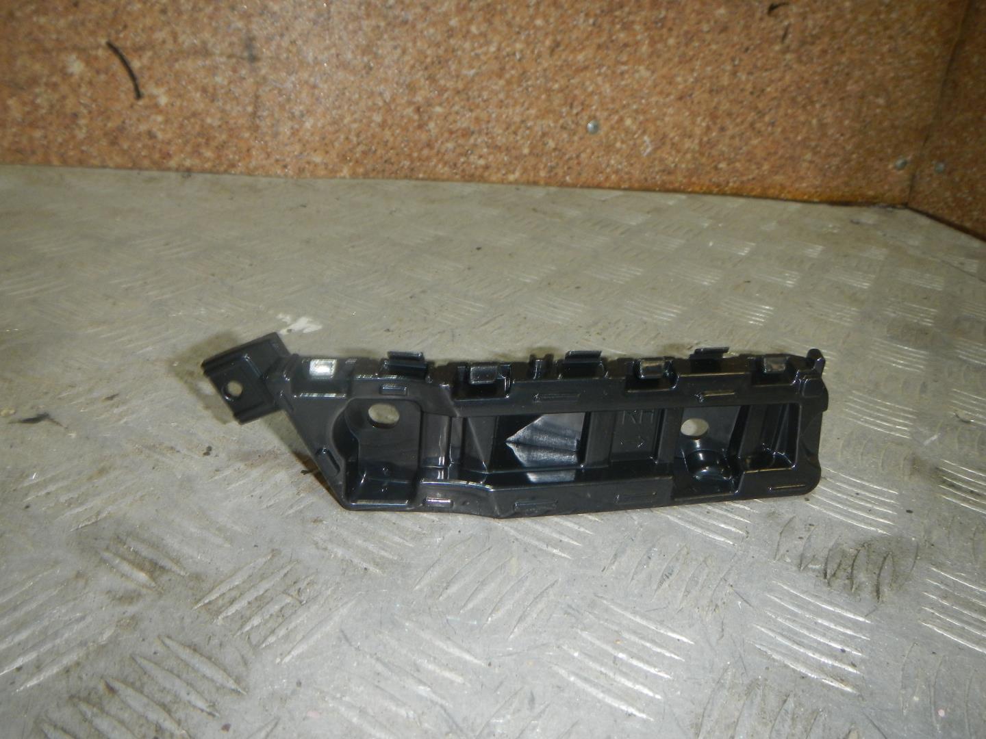 Кронштейн переднего бампера правый