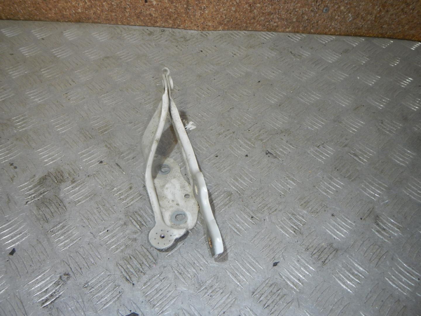 Петля капота правая