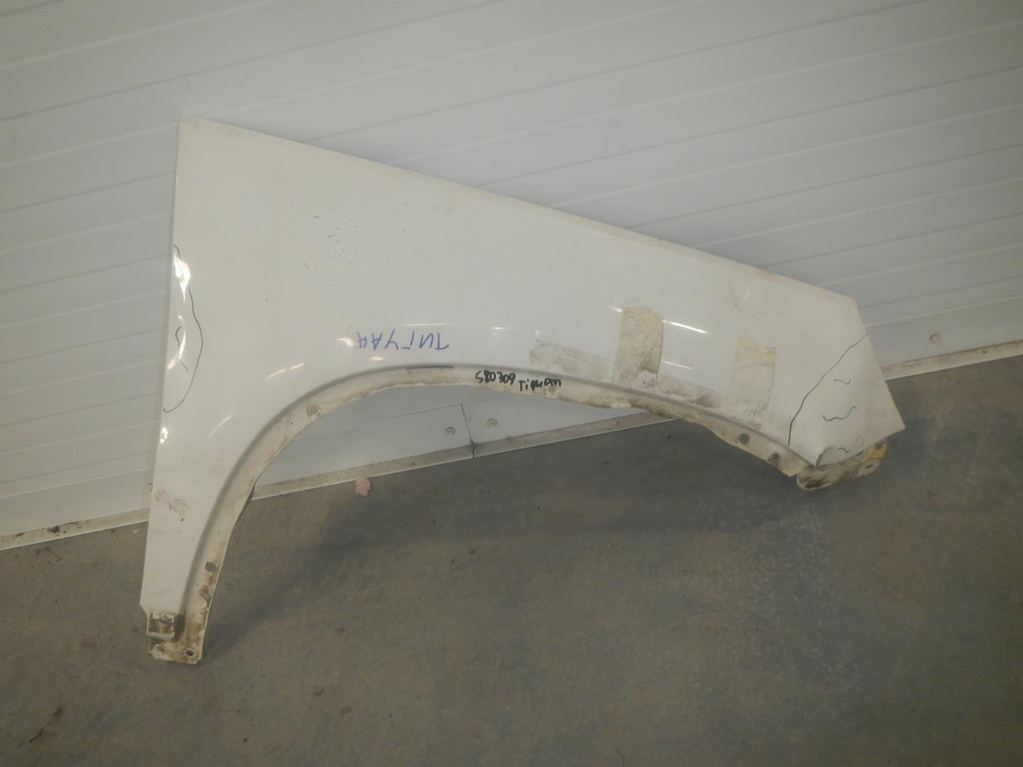 Крыло переднее правое