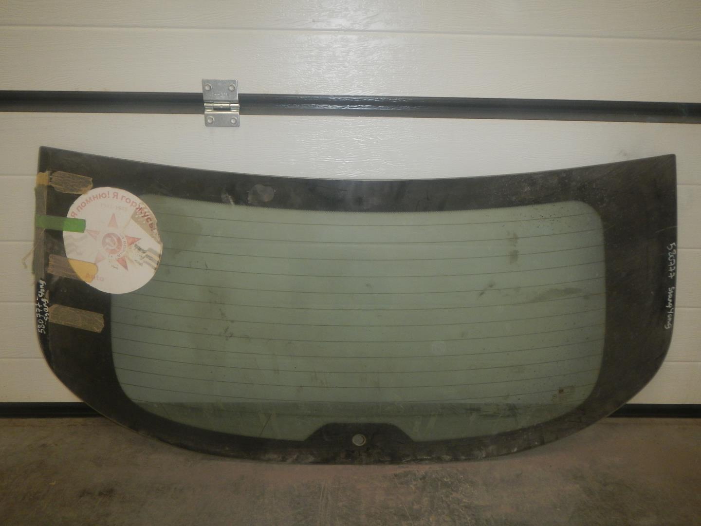 Стекло двери багажника