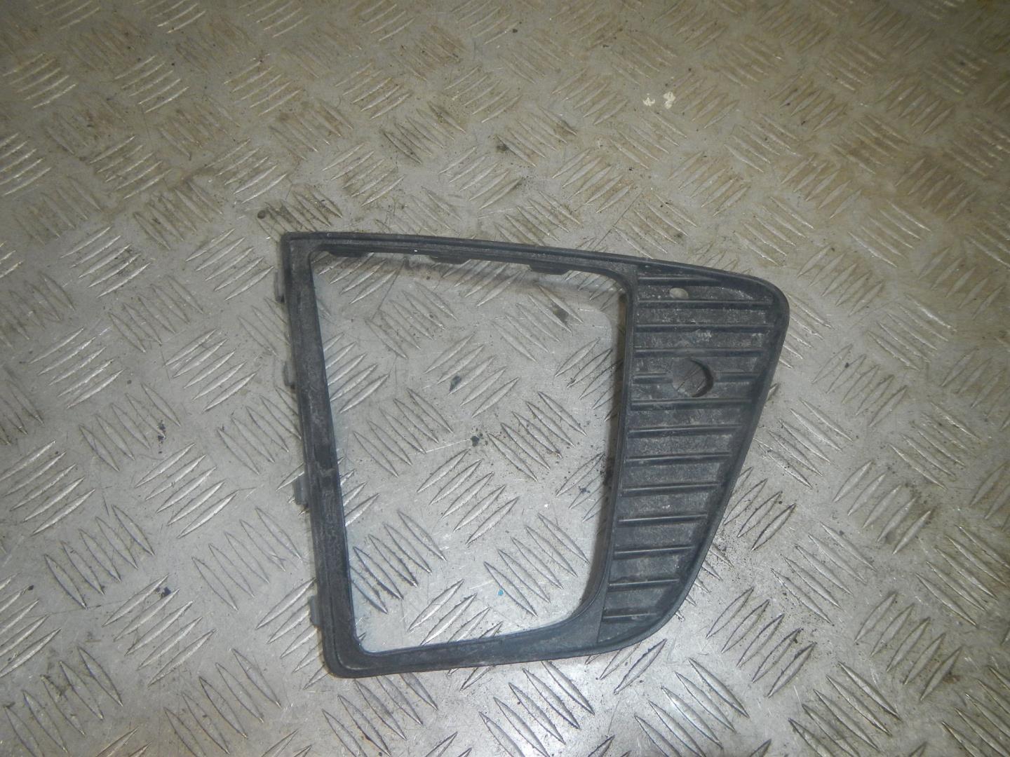 Рамка противотуманной фары правой