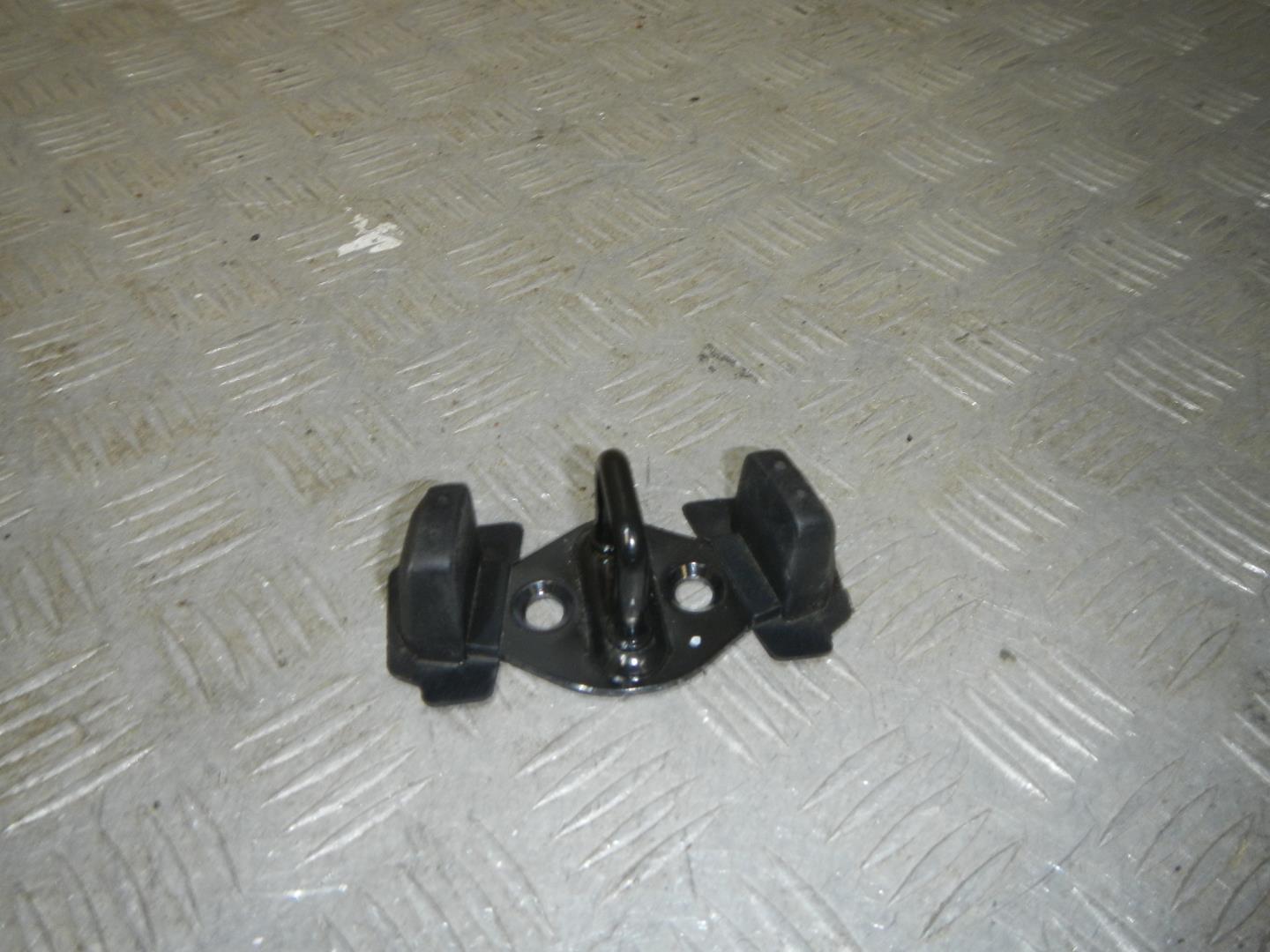 Ответная часть замка багажника