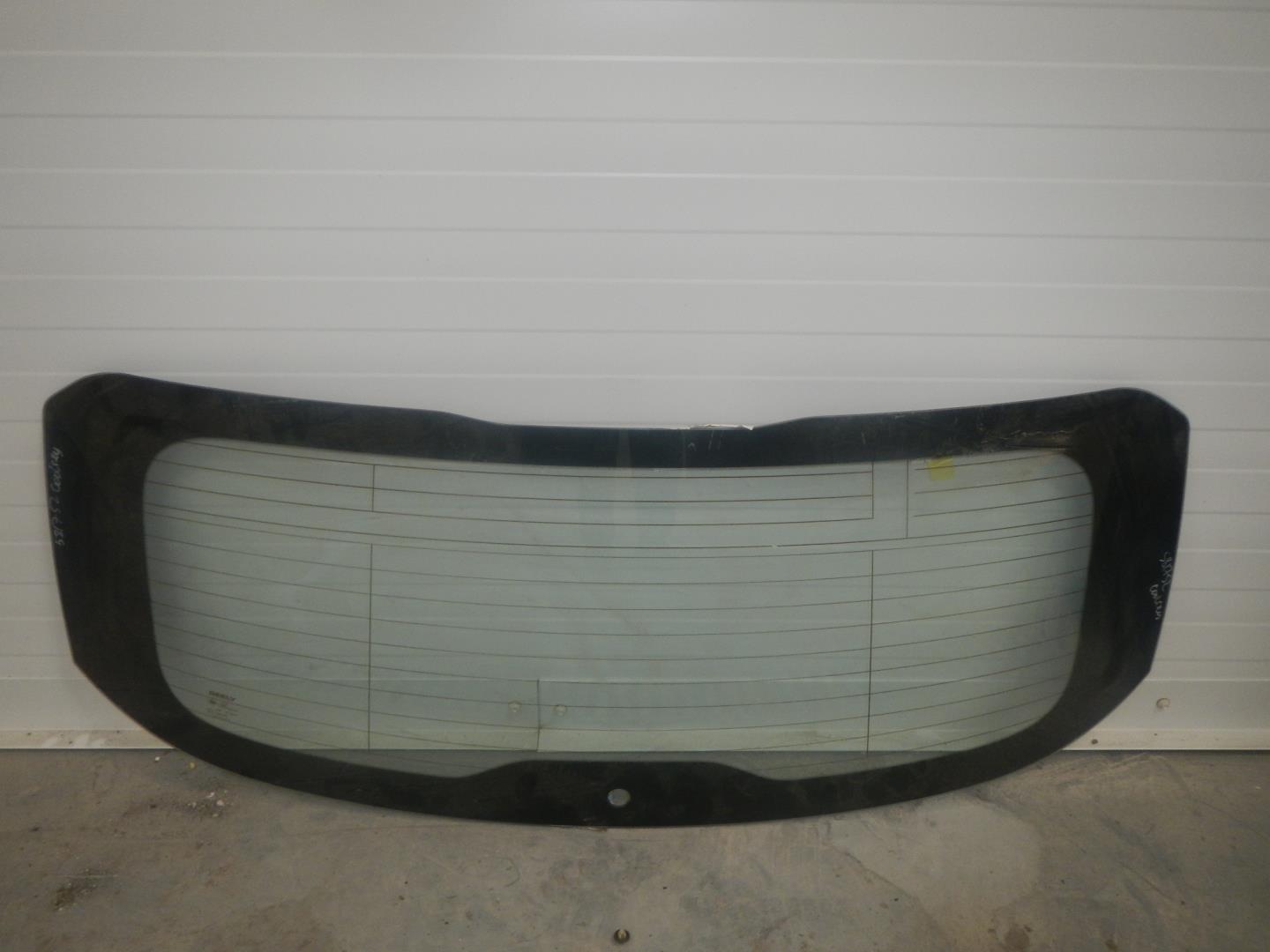 Стекло двери багажника