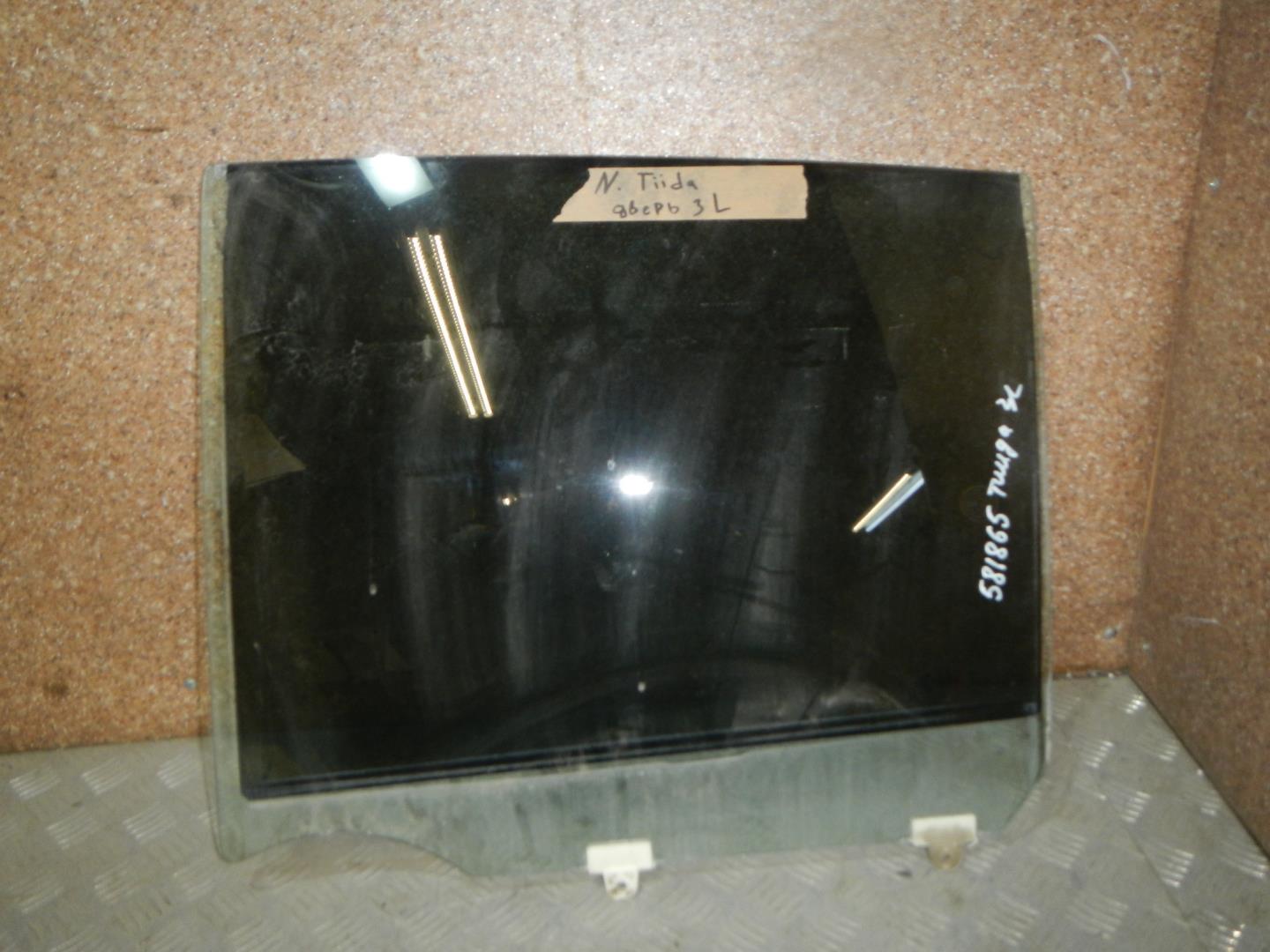 Стекло двери задней левой