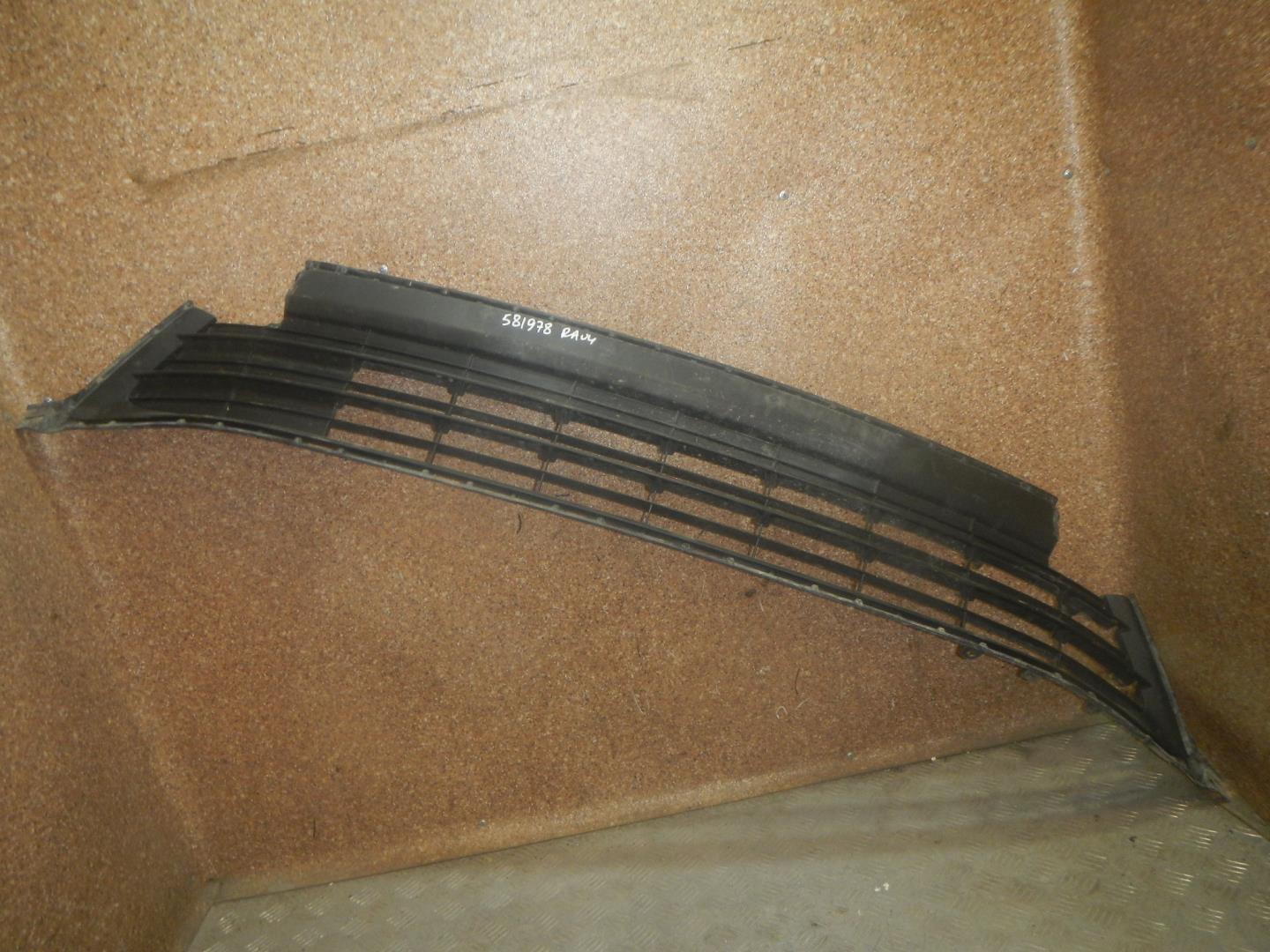 Решетка в бампер центральная