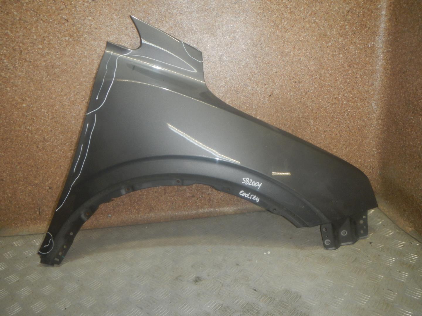 Крыло переднее правое