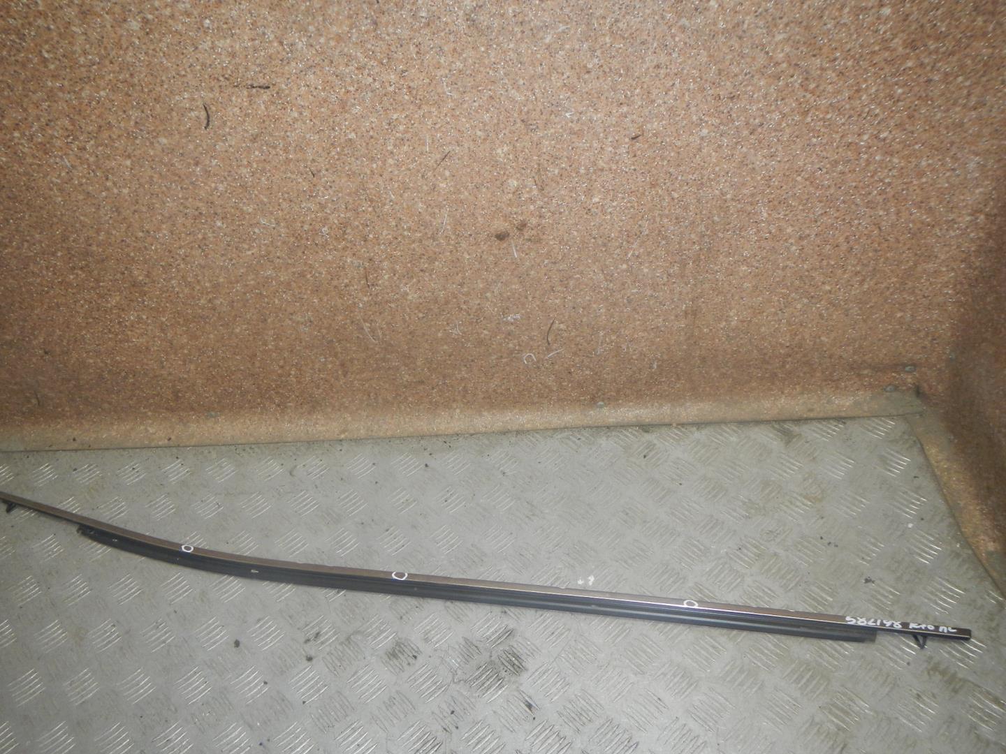 Накладка лобового стекла левая