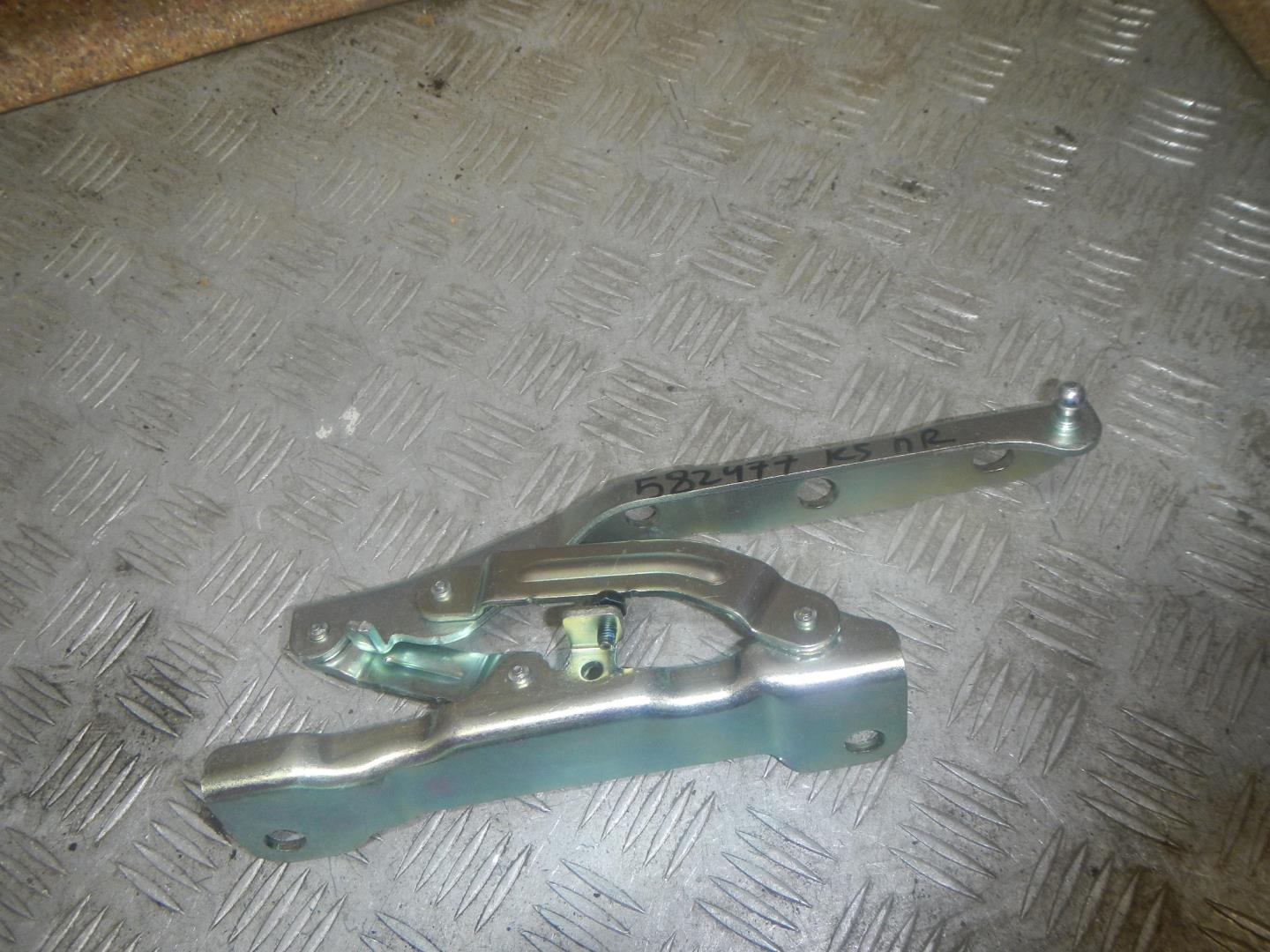 Петля капота правая