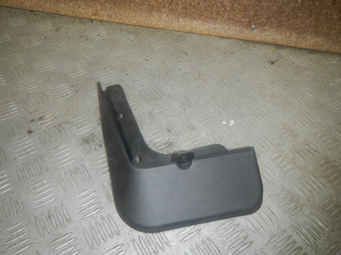 Брызговик задний левый